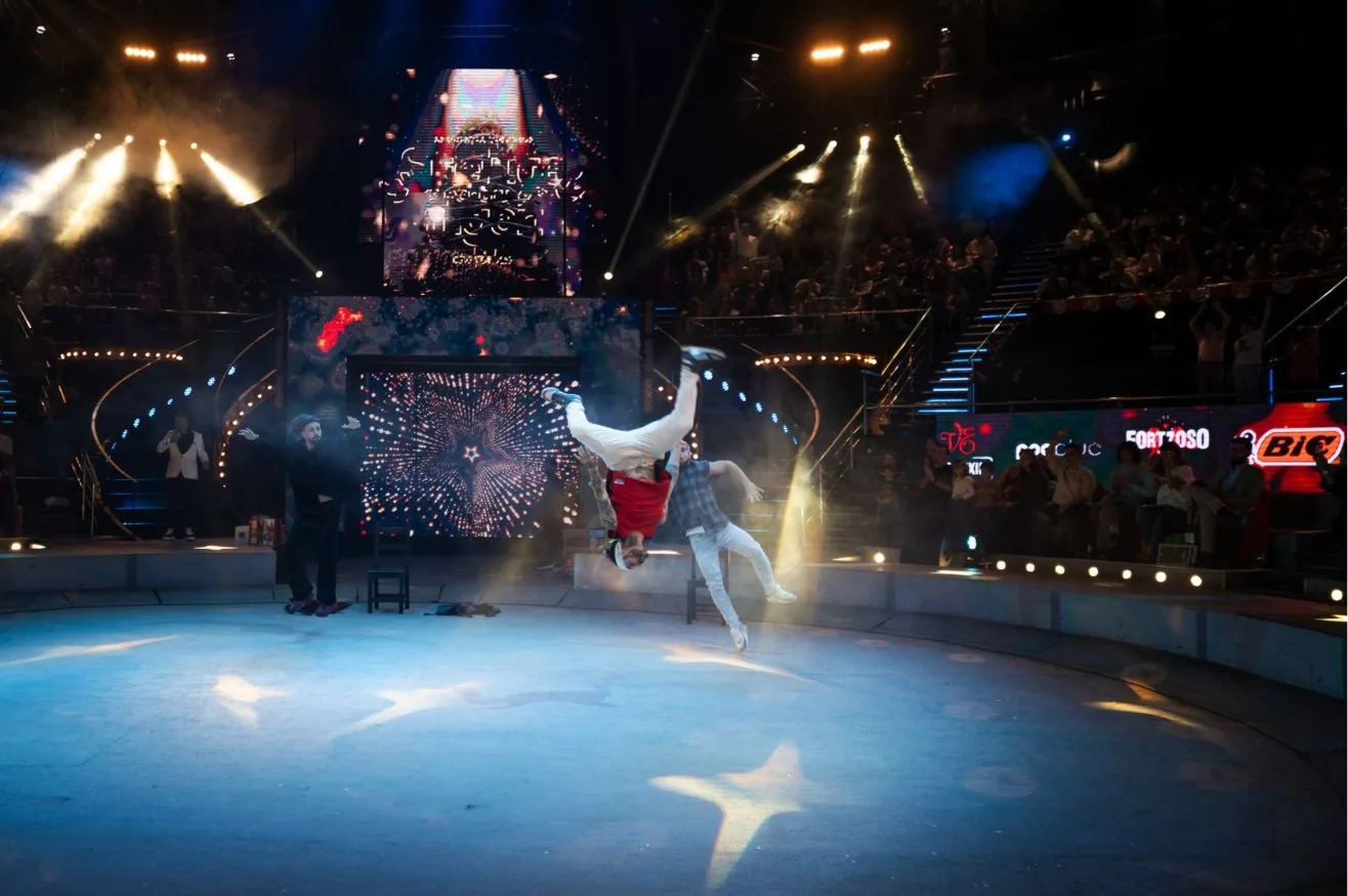 Număr de acrobație în arena circului