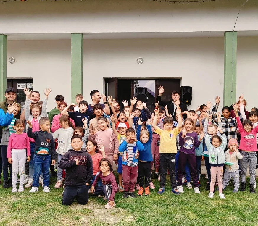 Grup mare de copii și voluntari fotografiați împreună