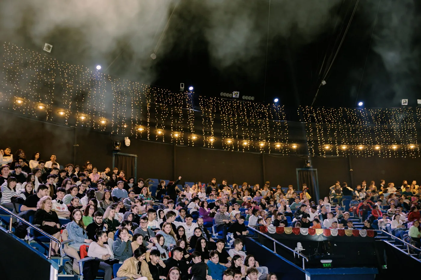 Arena circului, văzută de sus, plină de copii